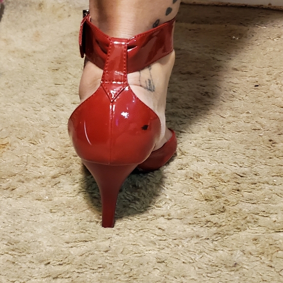 Beautiful Red heels - Picture 4 of 4